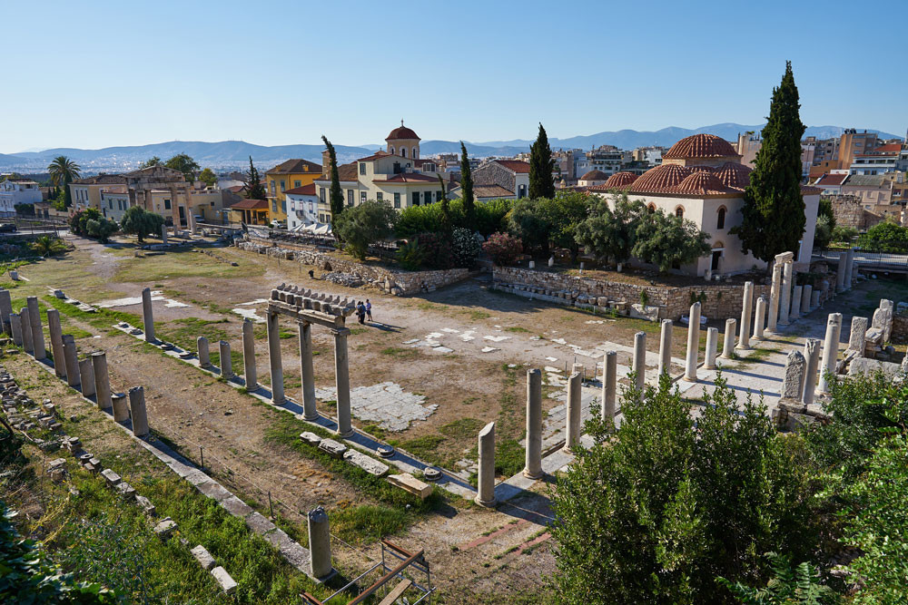 Blick auf die Römische Agora in Athen mit antiken Säulen – Titelbild des Forschungsprojekts AGORA-KI zu Künstlicher Intelligenz und demokratischer Öffentlichkeit.