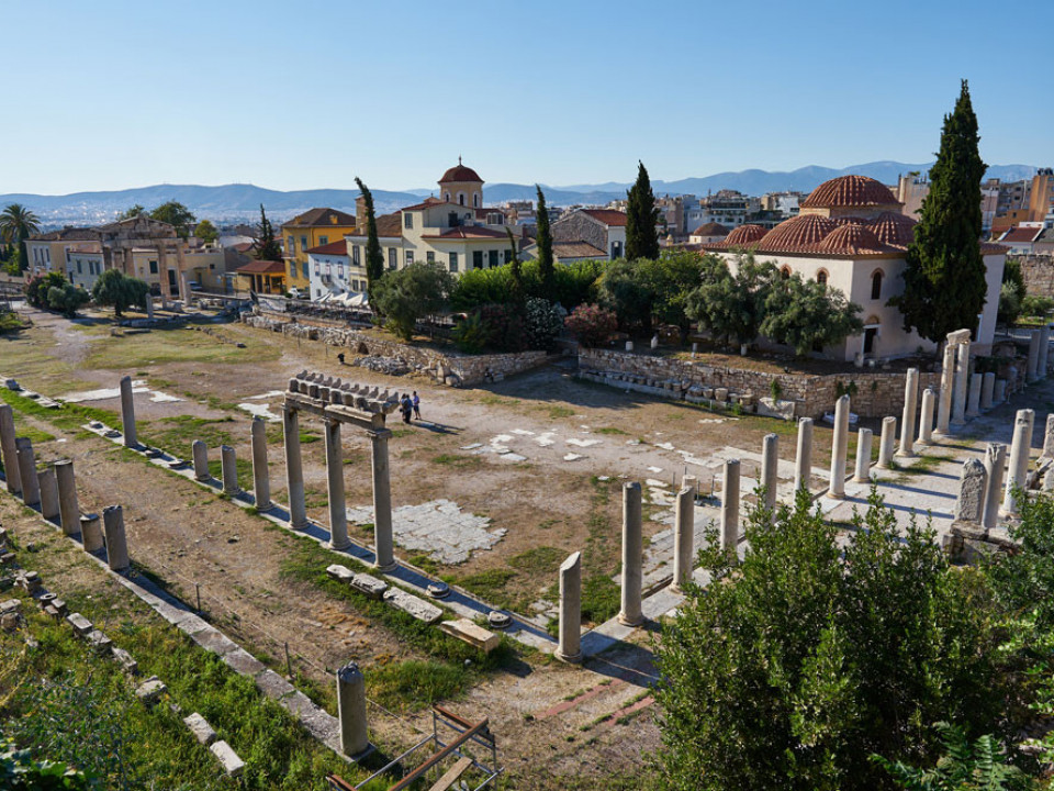 Blick auf die Römische Agora in Athen mit antiken Säulen – Titelbild des Forschungsprojekts AGORA-KI zu Künstlicher Intelligenz und demokratischer Öffentlichkeit.